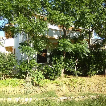 Kresimir Beauty With Shadow Trees And Parking Place شقة