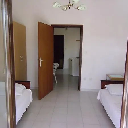 Kresimir Beauty With Shadow Trees And Parking Place Διαμέρισμα Pag Town