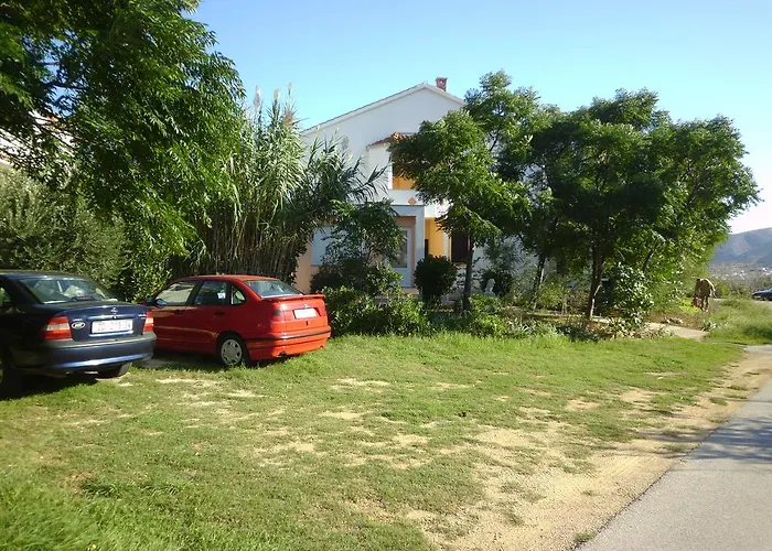 Appartement Kresimir Beauty With Shadow Trees And Parking Place