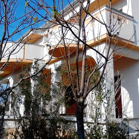 Kresimir Beauty With Shadow Trees And Parking Place דירה *