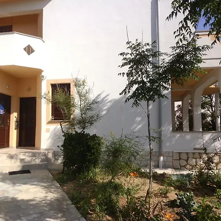 Kresimir Beauty With Shadow Trees And Parking Place דירה
