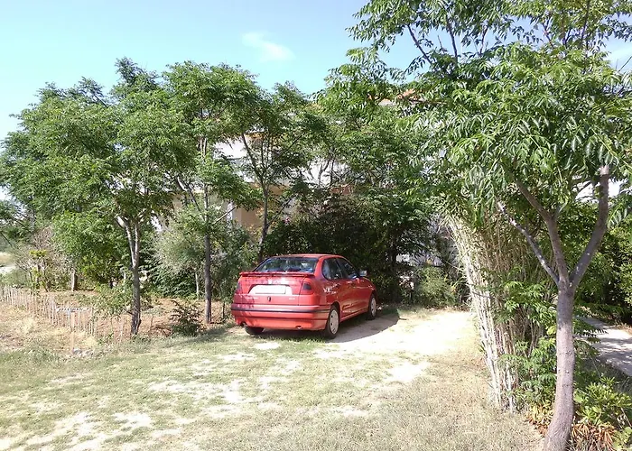 Kresimir Beauty With Shadow Trees And Parking Place 公寓 帕格